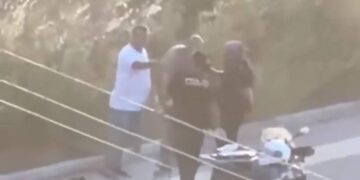 Mersin’de polis şiddeti: Elbiselerini çıkartıp silahla tehdit ettiler