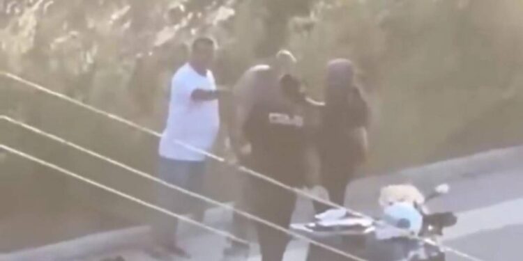 Mersin’de polis şiddeti: Elbiselerini çıkartıp silahla tehdit ettiler