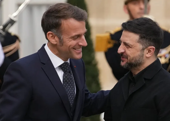 Zirvede Mikrofon Kazası: Macron'la Zelenski'nin Trump Konuşması Gündem Oldu