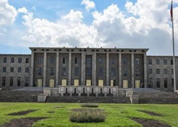 CHP’de ihracı istenen isimler Meclis komisyonlarından çıkarıldılar