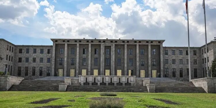 CHP’de ihracı istenen isimler Meclis komisyonlarından çıkarıldılar