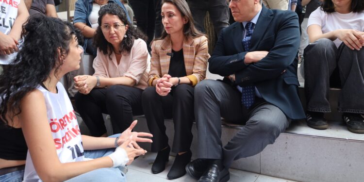 Tülay Hatimoğulları’ndan özel sektör öğretmenlerine ziyaret: Talepler yerine getirmeli