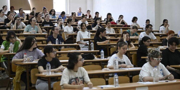 YKS’de hangi eşyalar içeri alınmıyor? YKS’De Saat, kemer, gözlük, su, oje yasak mı?