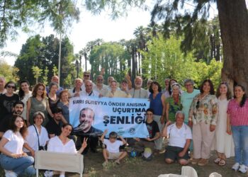 İzmir’de Sırrı Süreyya Önder anısına uçurtma şenliği