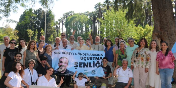 İzmir’de Sırrı Süreyya Önder anısına uçurtma şenliği