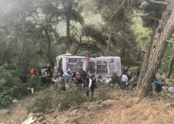 İzmir’de tarım işçilerini taşıyan araçlar devrildi: 1 kişi hayatını kaybetti 33 yaralı