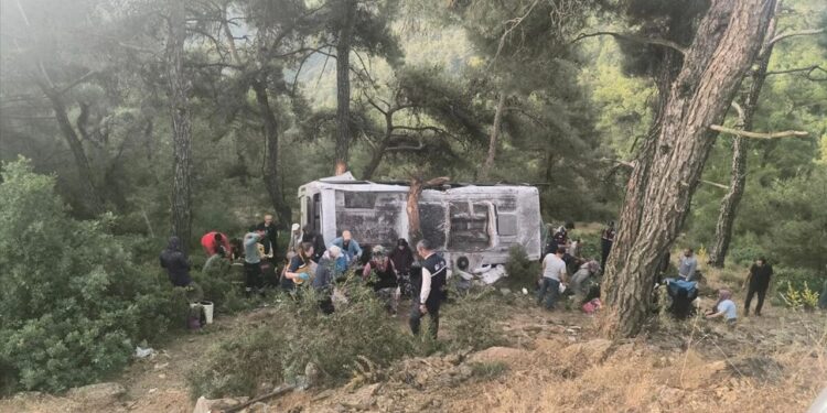 İzmir’de tarım işçilerini taşıyan araçlar devrildi: 1 kişi hayatını kaybetti 33 yaralı