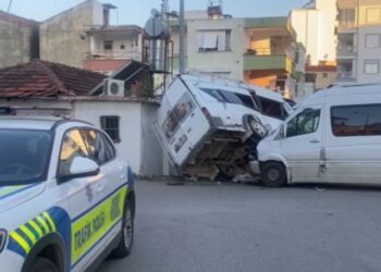 Antalya’da tarım işçilerini taşıyan 2 minibüs çarpıştı