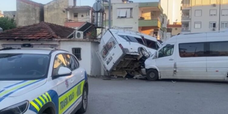 Antalya’da tarım işçilerini taşıyan 2 minibüs çarpıştı