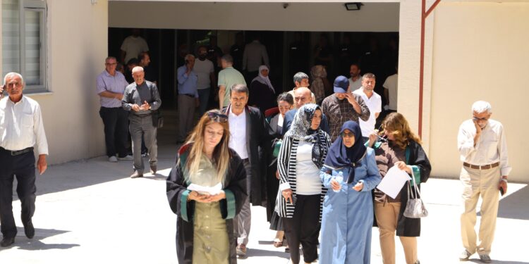 Qoser’de 3 kişilik ailenin öldürülmesi davasında 2 sanık tahliye edildi