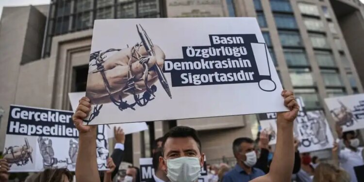 IPI’den Türkiye’ye sansür tepkisi: Mahkeme kararlarıyla gazetecilik engelleniyor