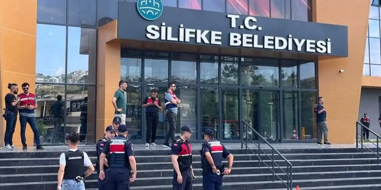 Adalar ve Silifke belediye başkanları görevden uzaklaştırıldı