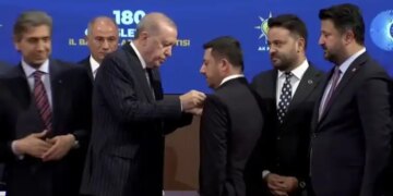 Üç belediye başkanı AKP’ye katıldı