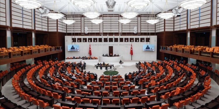 10 vekilin dokunulmazlık dosyası komisyona gönderildi