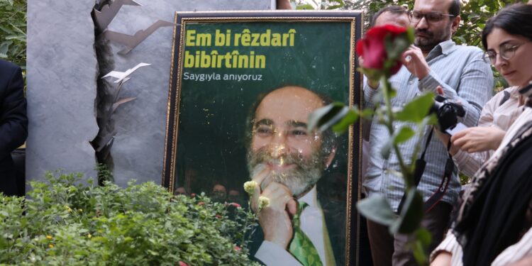 Orhan Doğan mezarı başında anıldı: Barışa adanmış bir ömür