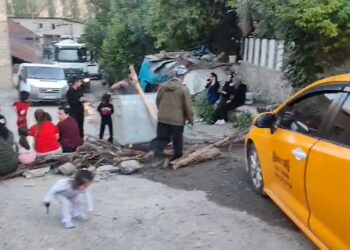 Colemêrg’in Bağlar Mahallesi sakinlerinden bozuk yol protestosu
