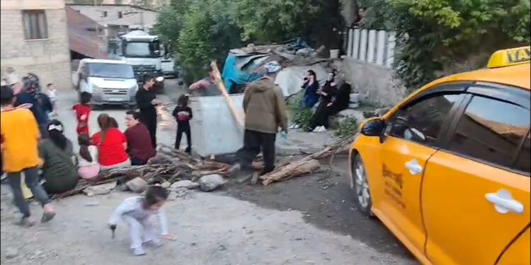 Colemêrg’in Bağlar Mahallesi sakinlerinden bozuk yol protestosu