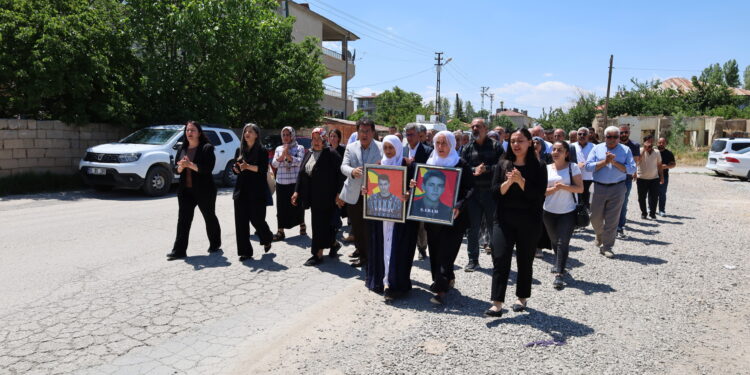 Farklı tarihlerde çıkan çatışmalarda yaşamını yitiren Sarı ve Can için taziye kuruldu