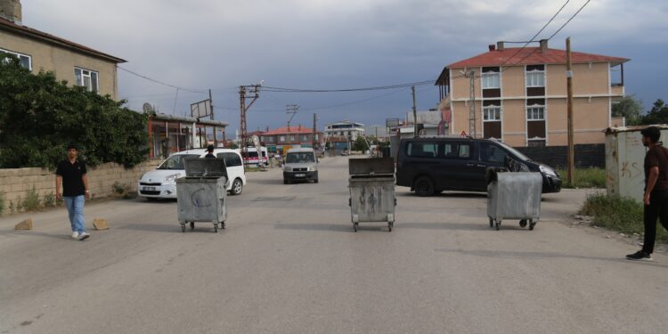 Wan’da 7 yaşındaki çocuğun ölümüne mahallelilerden tepki: Yolu trafiğe kapattılar