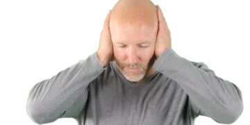 Kulaklarımız bize oyun mu oynuyor? Bilim kulaktan gelen gizemli ‘uğultu’ sesinin nedenini çözdü