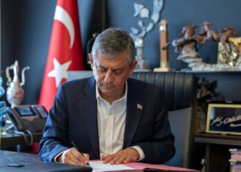 Özel ‘Yeni Parti’nin kuruluş dilekçesini imzaladı
