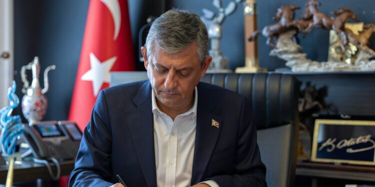 Özel ‘Yeni Parti’nin kuruluş dilekçesini imzaladı