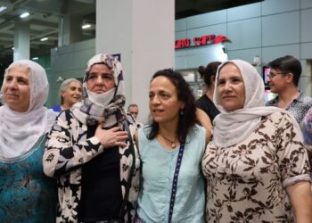 30 yıllık tutsak Besiye Özer Amed’de kitlesel karşılandı