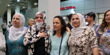 30 yıllık tutsak Besiye Özer Amed’de kitlesel karşılandı