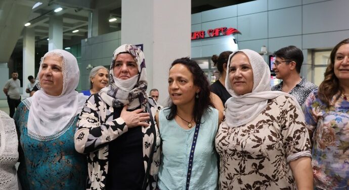 30 yıllık tutsak Besiye Özer Amed’de kitlesel karşılandı