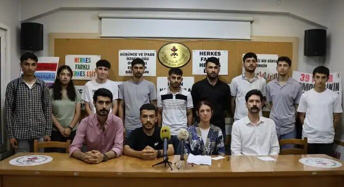 DEM Parti Gençlik Meclisi, alıkonulan Fırat Kovan için basın toplantısı düzenledi