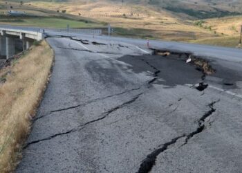 2 yıldır onarılmayan 60 km yüzünden yurttaşlar 165 km gidiyor