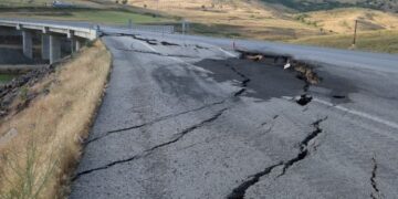 2 yıldır onarılmayan 60 km yüzünden yurttaşlar 165 km gidiyor