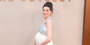 Anne Hathaway’den 43 yaşında sürpriz hamilelik itirafı: ‘Hamile kız kardeşlerim her an güçlü ve zarif gözükmek zorunda değilsiniz’