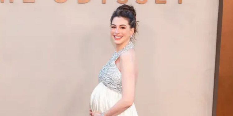 Anne Hathaway’den 43 yaşında sürpriz hamilelik itirafı: ‘Hamile kız kardeşlerim her an güçlü ve zarif gözükmek zorunda değilsiniz’