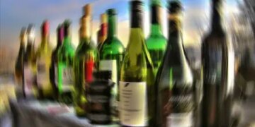 Alkol zehirlenmesi nedir, neden olur? Alkol zehirlenmesi öldürür mü? Alkol zehirlenmesi belirtileri