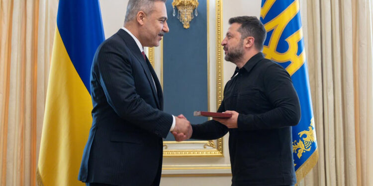 Bakan Fidan'a Ukrayna'da Büyük Onur: Zelenskiy Bizzat Takdim Etti
