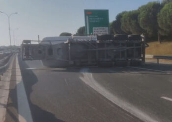 Büyükçekmece'de Beton Tankeri Devrildi! Yol Trafiğe Kapatıldı