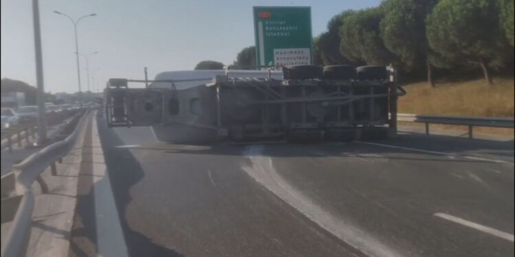 Büyükçekmece'de Beton Tankeri Devrildi! Yol Trafiğe Kapatıldı