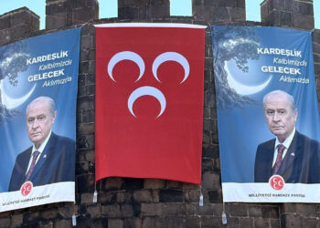 Diyarbakır Surlarında Devlet Bahçeli Pankartı: 'Kardeşlik Kalbimizde, Gelecek Aklımızda!'