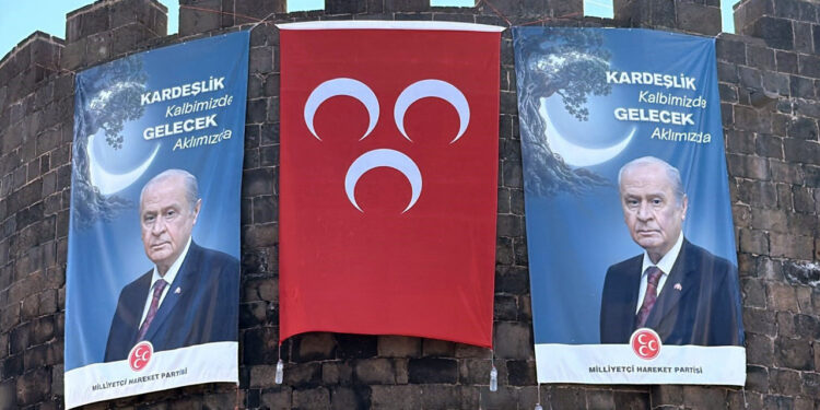 Diyarbakır Surlarında Devlet Bahçeli Pankartı: 'Kardeşlik Kalbimizde, Gelecek Aklımızda!'
