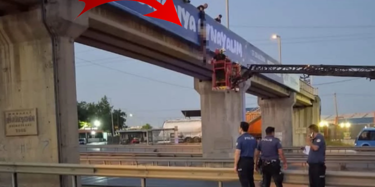 Gebze'de Tüyler Ürperten Görüntü: Üst Geçitte Yarı Çıplak Halde Asılı Bulundu