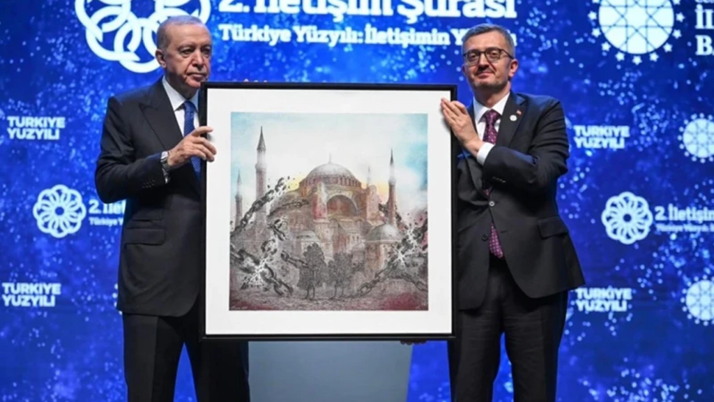 İletişim Başkanı Duran'dan Cumhurbaşkanı Erdoğan'a Ayasofya Hediyesi