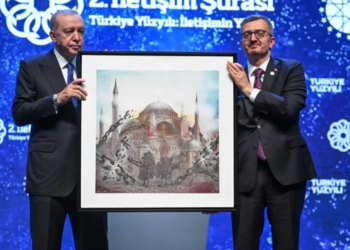 İletişim Başkanı Duran'dan Cumhurbaşkanı Erdoğan'a Ayasofya Hediyesi