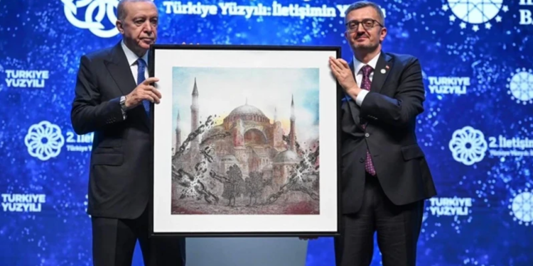 İletişim Başkanı Duran'dan Cumhurbaşkanı Erdoğan'a Ayasofya Hediyesi