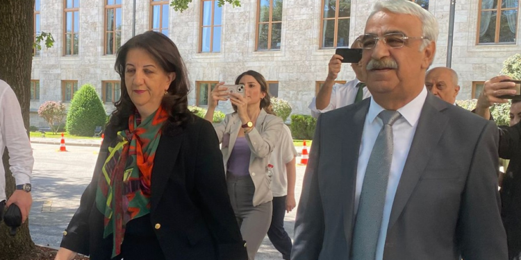 İmralı Heyeti, AK Parti Genel Başkan Vekili Efkan Ala'yla Görüştü