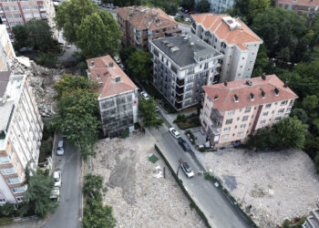 İstanbul'da Depreme Karşı Yüzyılın Dönüşümü: 300 Metrelik Sokakta 13 Bina Aynı Anda Yıkılıyor