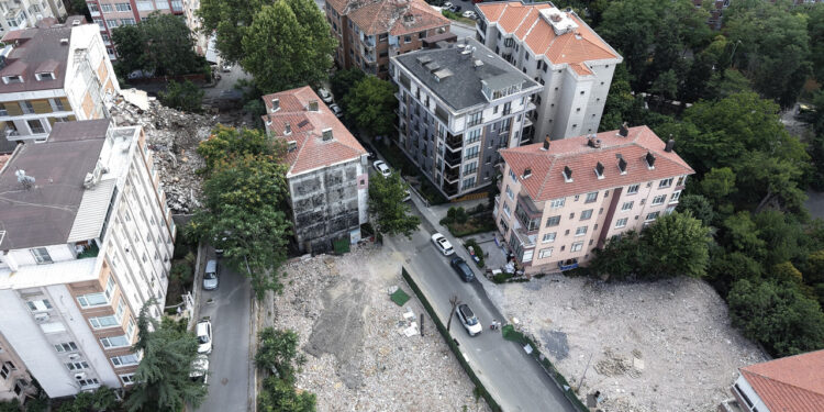 İstanbul'da Depreme Karşı Yüzyılın Dönüşümü: 300 Metrelik Sokakta 13 Bina Aynı Anda Yıkılıyor