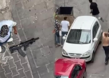 İzmir'in Ortasında Tüfekli Dehşet! Şüphelilere Polisten Ters Kelepçe