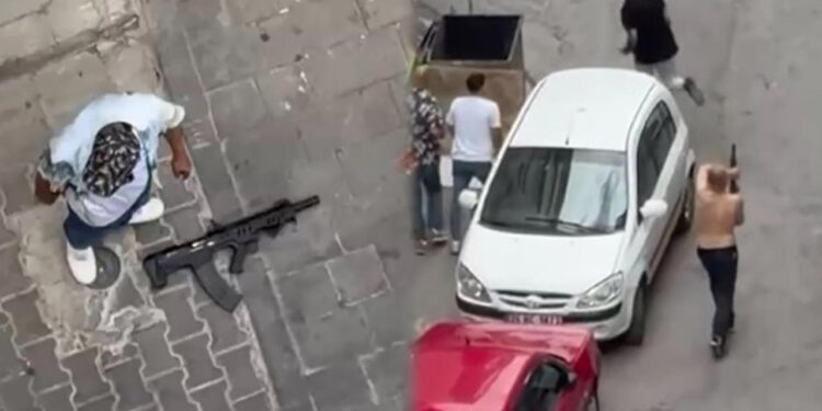 İzmir'in Ortasında Tüfekli Dehşet! Şüphelilere Polisten Ters Kelepçe