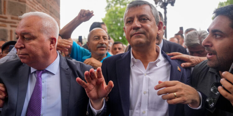 Özgür Özel'in YENİ Parti Hamlesi Dünya Basınında: 'Erdoğan'a Rakip Olacak'